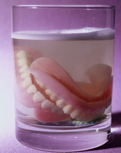老人牙齿修复活动义齿的注意事项